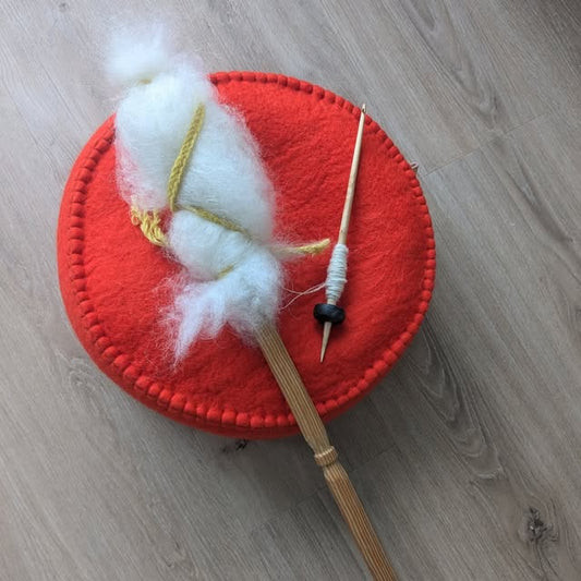 Landnámsspuni - Distaff spinning -  Marianne Guckelsberger